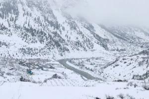 हिमाचल में ऊंचे इलाकों में बर्फबारी शुरू, हिमस्खलन का खतरा बढ़ा
