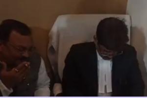 बरेली : कोर्ट में सरेंडर करने से पहले सिगरेट पीते नजर आए पूर्व मंत्री भगवत सरन गंगवार, देखें Video