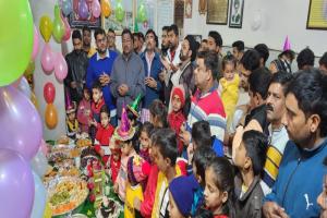 अयोध्या: शाहजादे अली असगर के जन्मदिन पर मनाया जश्न,  काटा गया केक 