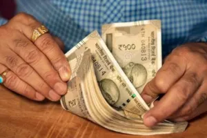 बाजपुर: किसान के खोए हुए 77 हजार बैंक में नोट गिनती के दौरान प्राप्त हुए 