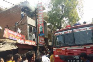 सुलतानपुर में व्यापारी के घर में लगी आग, लाखों का नुकसान 
