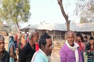 सीतापुर: संदिग्ध परिस्थितियों में पेड़ की डाल से लटकता मिला युवक का शव, जांच में जुटी पुलिस  