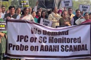 विपक्ष ने अडानी समूह के खिलाफ JPC जांच की मांग को लेकर संसद के बाहर किया प्रदर्शन