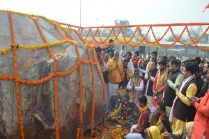 अयोध्या में 51 ब्राह्मणों की पूजा के बाद ट्रस्ट को सौंपी गई देवशिला