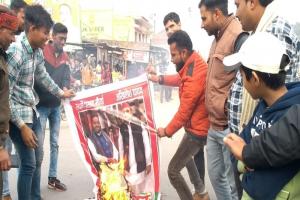 बहराइच: भाजपा नेताओं ने अखिलेश और स्वामी प्रसाद मौर्य का जलाया पोस्टर
