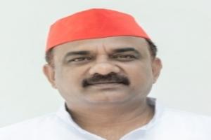 लखनऊ में सपा विधायक ने महाशिवरात्रि पर बांटा प्रसाद, हिन्दू संगठन ने गंगाजल से की मंदिर की धुलाई 