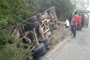 रायबरेली: अनियंत्रित होकर राजमार्ग के किनारे पलटा ट्रक, चालक की हालत गंभीर 
