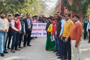 बरेली: मतदान के प्रति छात्रों ने रैली निकाल कर किया लोगों को जागरूक