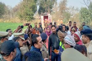 Kanpur Dehat Agnikand: बिना रीतिरिवाज शव ले जाने पर भड़के परिजन रास्ते से हुए वापिस, अधिकारियों ने संभाली स्थिति  