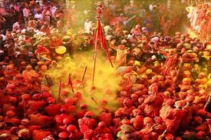 मथुरा के मंदिरों में रंग पर्व होली का उल्लास, श्रद्धालुओं पर बरस रहे आस्था के रंग