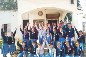 अयोध्या: प्रतियोगिता में अव्वल आने वाले बच्चों को मिला सम्मान 