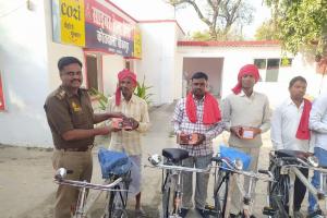 अयोध्या: गांवों की बेहतर सुरक्षा के लिए चौकीदारों को मिली साइकिल व टार्च 