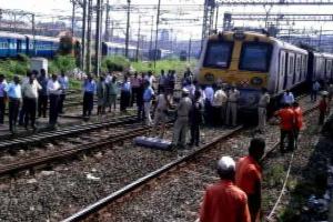 मुंबईः लोकल ट्रेन के पहिये से निकली चिंगारी, यात्री कोच से कूदे