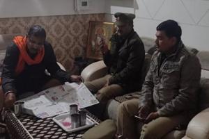 लखनऊ: खम्मनपीर मजार पर सुंदरकांड करने की चेतावनी के बाद हिंदू महासभा के प्रवक्ता को पुलिस ने किया नजरबंद