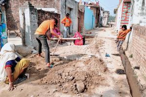 सुल्तानपुर पट्टीः पाइप लाइन के लिए खोदी सड़क को सही किए बिना ठेकेदार गायब, ग्रामीण परेशान 