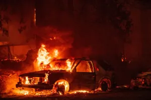 Uttarakhand News: मसूरी में आग का गोला बनी मर्सिडीज कार