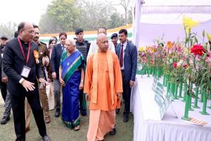 Lucknow : राजभवन में फल शाकभाजी व पुष्प प्रदर्शनी का राज्यपाल और मुख्यमंत्री ने किया शुभारंभ, देखें तस्वीरें 