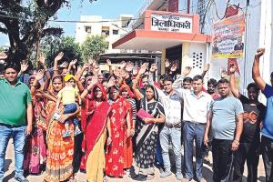 Kanpur News: हमें मत उजाड़ना डीएम साहब… कलेक्ट्रेट में DM से मिलकर लोगों ने अतिक्रमण अभियान नहीं चलाने की मांग
