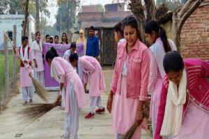  बहराइच: गांव की महिलाओं को साक्षर बनाने के लिए चलाया अभियान, छात्राओं ने रखे विचार
