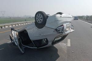 Etawah Accident : Agra Lucknow Expressway पर चालक को झपकी आने से रोड पर पलटी कार, दो मजदूर घायल