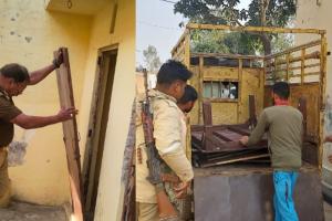 बिजनौर: फरार आदित्य राणा के घर के पुलिस ने उखाड़े खिड़की-दरवाजे 