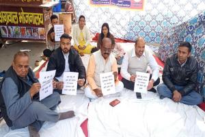 मुरादाबाद : स्वामी प्रसाद मौर्य को गिरफ्तार करके जेल भेजे सरकार, परिवार सहित धरने पर बैठे भाजपा नेता ने की मांग