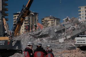 तुर्की में इमारतों के ढहने के मामले में 171 लोगों के खिलाफ गिरफ्तारी वारंट जारी 