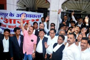 Umesh Pal हत्याकांड में Kanpur में अधिवक्ताओं ने जताया विरोध, अधिवक्ता संरक्षण अधिनियम को लागू कराने की मांग