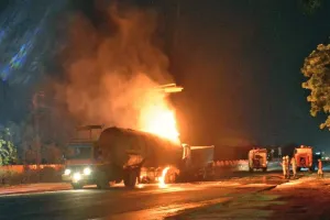 राजस्थान : एलपीजी गैस से भरे टैंकर व ट्रक के बीच टक्कर के बाद भड़की आग, चार जिंदा जले 