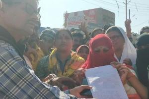 Chitrakoot: जिला प्रोबेशन अधिकारी के खिलाफ हिंदूवादी संगठनों का धरना, महिला ने अधिकारी पर उत्पीड़न का लगाया आरोप