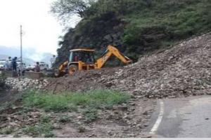 चम्पावतः मलबा आने से कई घंटे बंद रहा मार्ग, कड़ी मशक्कत के बाद शुरू हुआ यातायात
