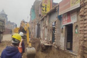 अयोध्या: घरों से सटाकर हो रही खोदाई, नींव खिसकने की आशंका