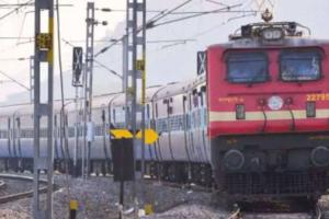 मथुरा: दिल्ली से आगरा जा रही मंगला एक्सप्रेस ट्रेन का इंजन हुआ फेल, हजारों यात्रियों की अटकीं सांसें