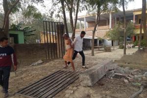 अयोध्या: विद्यालय का जर्जर गेट ढहा, चपेट में आकर कक्षा छह के छात्र की मौत 