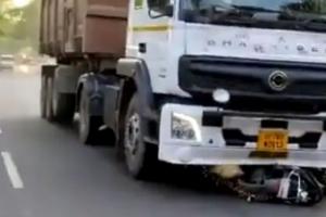 महोबा में ट्रक में फंसकर दो किलोमीटर तक घिसटी स्कूटी, दादा-पोते की मौत, देखें VIDEO