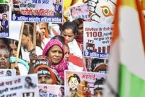 कांग्रेस की महिला कार्यकर्ताओं ने बीजेपी, अडाणी के खिलाफ जंतर मंतर पर किया प्रदर्शन 