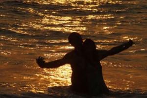 वैलेंटाइन डे की पूर्व संध्या पर अरब सागर में डूबने से प्रेमी युगल की मौत