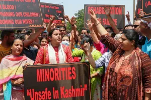 कश्मीरी पंडितों ने घाटी के बाहर पुनर्वास की मांग दोहराई, किया प्रर्दशन