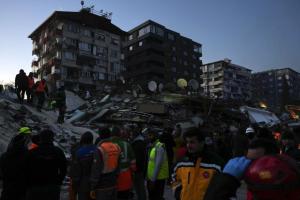 Earthquake : तुर्किए और सीरिया में मौतों का आंकड़ा 15 हजार के पार, मलबे में शवों की तलाश जारी 