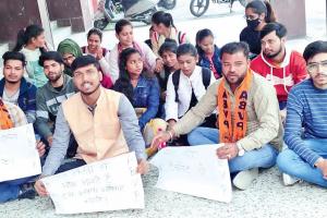 काशीपुरः एबीवीपी ने कॉलेज में दिया सांकेतिक धरना, कई मांगे पूरी करने की उठाई मांग