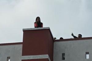 हल्द्वानी- UPDATE: 4 घंटा 20 मिनट बीतने के बाद वार्ता रही बेनतीजा, छत पर चढ़ने की जिद में अड़े ABVP कार्यकर्ता