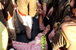 लखनऊ: अडानी ग्रुप के खिलाफ आम आदमी पार्टी का विरोध प्रदर्शन, पुलिस से हुई नोक-झोंक 