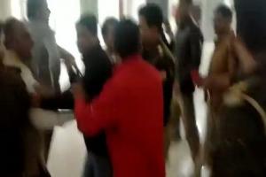 लखनऊ : वकीलों और रोडवेज चालकों में कोतवाली के अंदर ही हुई जमकर मारपीट