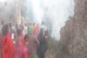 अयोध्या: आवासीय छप्पर में आग लगने से गृहस्थी जलकर राख 