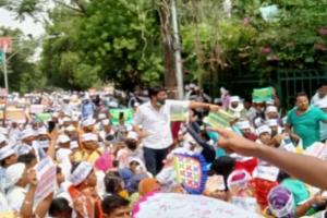 लखनऊ: शिक्षक भर्ती अभ्यर्थियों ने घेरा बेसिक शिक्षा मंत्री का आवास, बोले- सरकार हमारी मांगों पर उठाये कदम 