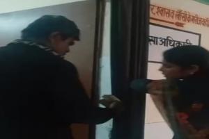 बहराइच: मोतीपुर सीएचसी में तैनात कर्मचारी ने मेडिकल रिपोर्ट बनाने के नाम पर ली रिश्वत, Video viral