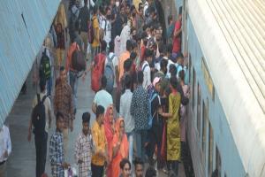 लखनऊ: होली पर घर जाने वाले यात्रियों की बढ़ी मुश्किलें, ट्रेनें हुईं फुल, वेटिंग भी बंद