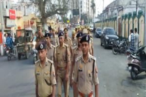लखनऊ: त्योहारों को लेकर Police ने किया पैदल March, शांति-व्यवस्था बनाए रखने का दिया संदेश