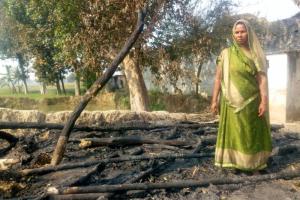 अयोध्या: आग लगने से घर की गृहस्थी हुई राख 