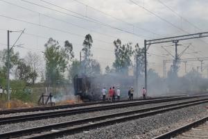 चित्रकूट: कंडम सवारी डिब्बे में आग लगने से स्टेशन पर मची अफरातफरी